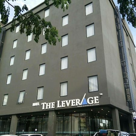 The Leverage Business Hotel Джохор Бахру Екстериор снимка