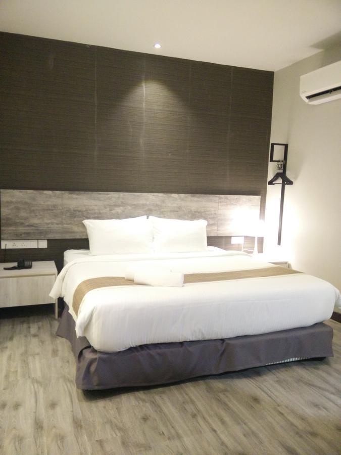 The Leverage Business Hotel Джохор Бахру Екстериор снимка