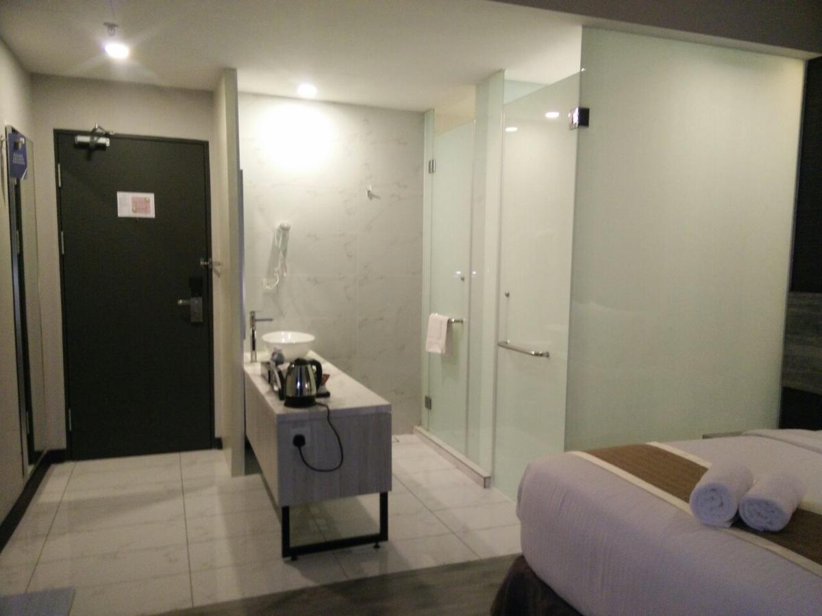 The Leverage Business Hotel Джохор Бахру Екстериор снимка