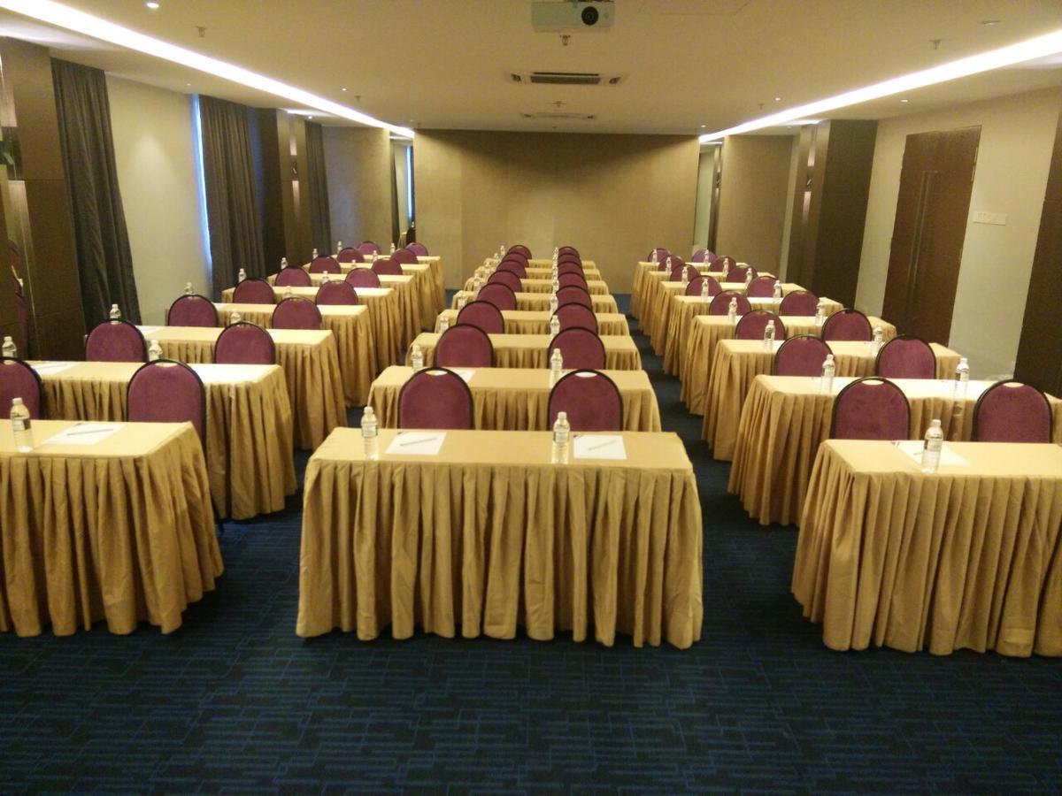 The Leverage Business Hotel Джохор Бахру Екстериор снимка