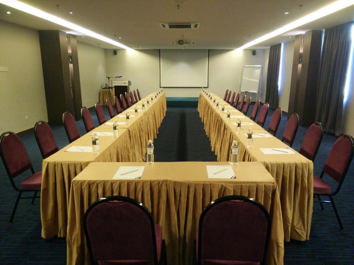 The Leverage Business Hotel Джохор Бахру Екстериор снимка