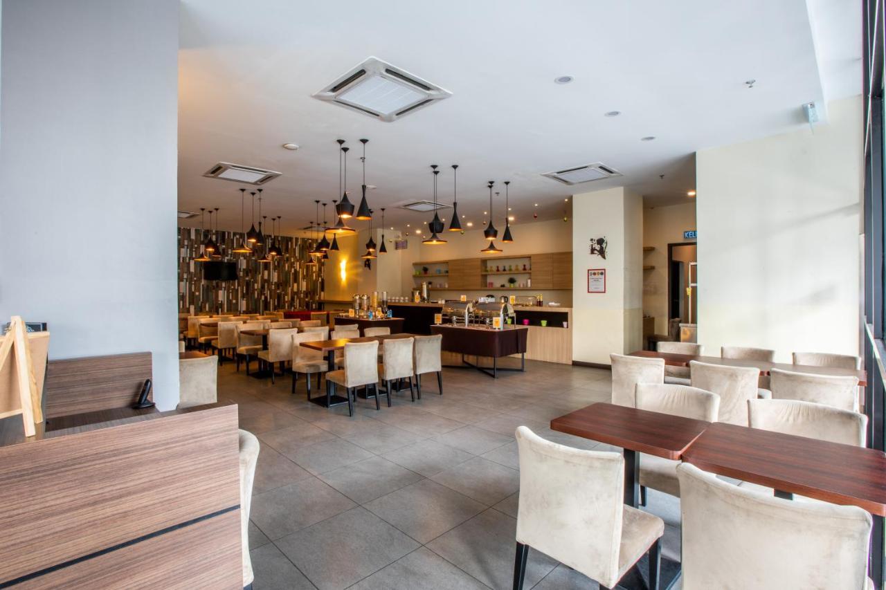 The Leverage Business Hotel Джохор Бахру Екстериор снимка