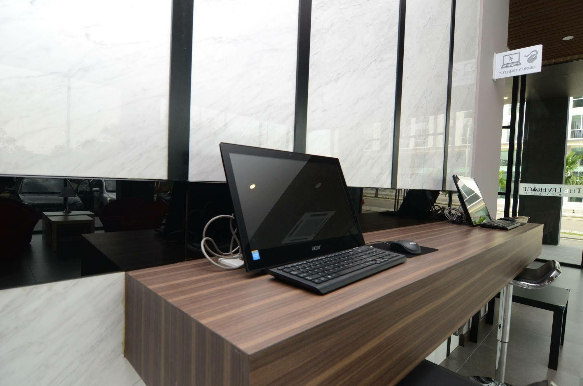 The Leverage Business Hotel Джохор Бахру Екстериор снимка
