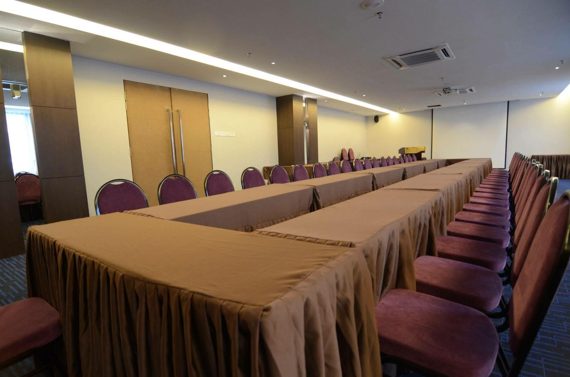 The Leverage Business Hotel Джохор Бахру Екстериор снимка