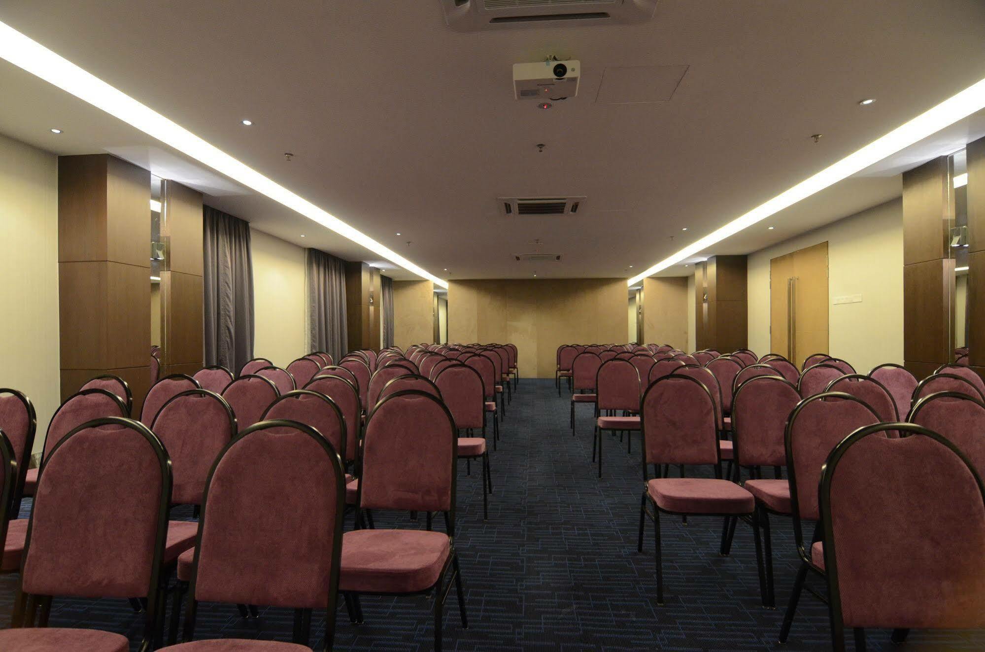 The Leverage Business Hotel Джохор Бахру Екстериор снимка